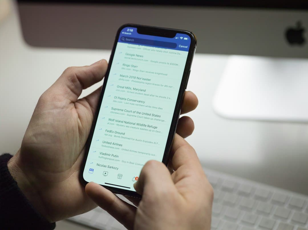 Personne consultant des avis clients sur un smartphone
