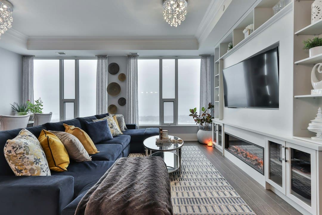 Salon haut de gamme avec un grand téléviseur et un éclairage tamisé