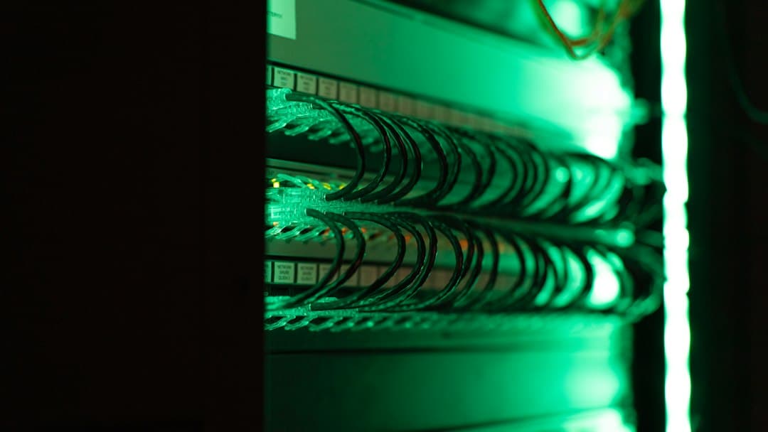 Routeur Internet avec des voyants allumés et des câbles réseau
