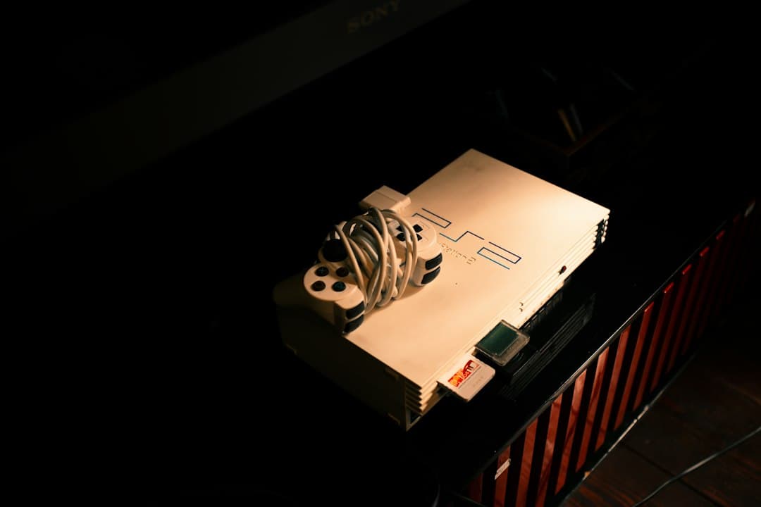 Boîtier multimédia posé sous un téléviseur avec des câbles HDMI