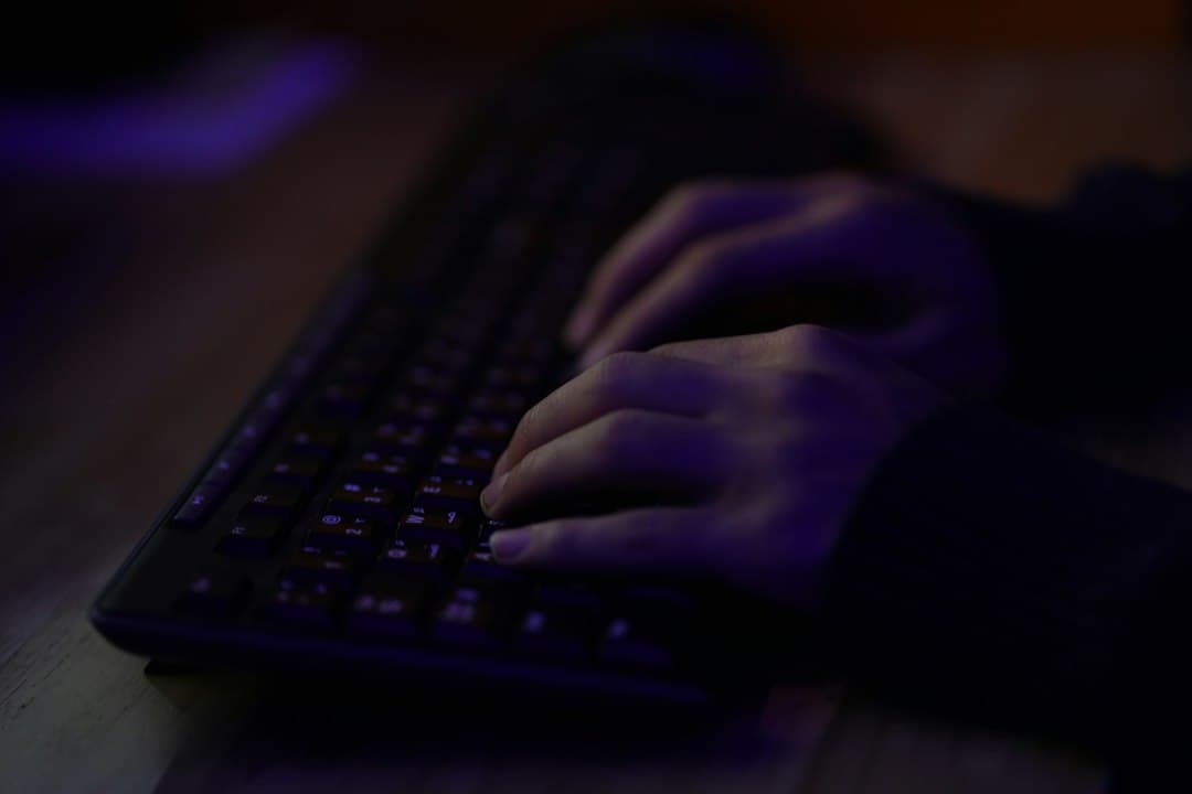 Main saisissant un code sur un clavier d'ordinateur