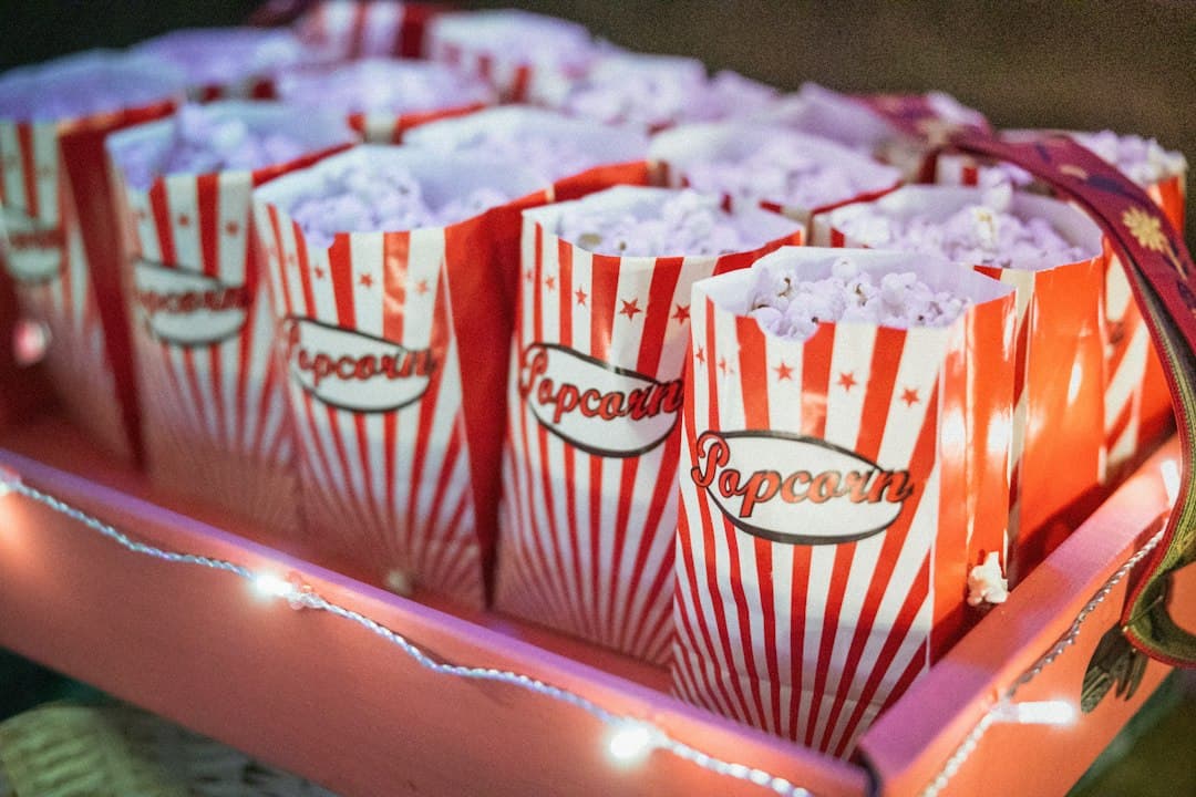 Bol de pop-corn devant un téléviseur diffusant un film