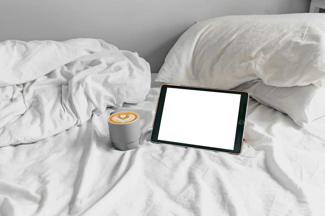 Voyageur regardant la télévision sur une tablette dans une chambre d'hôtel