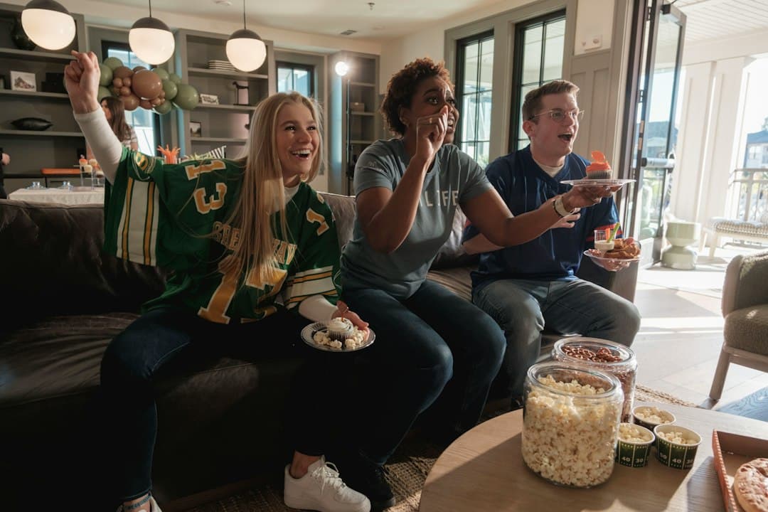 Famille assise sur un canapé regardant la télévision