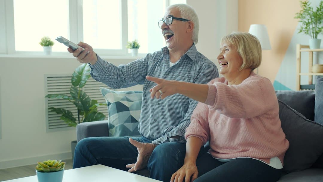 Couple regardant la télévision dans un salon chaleureux
