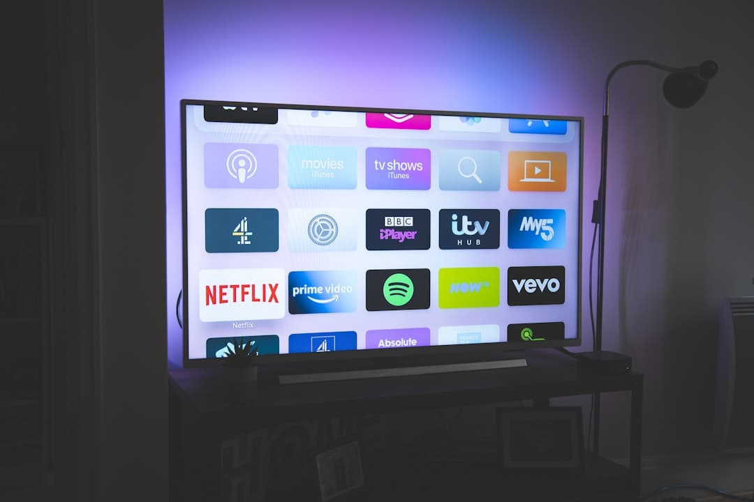 Smartphone Android posé à côté d'une télécommande de télévision