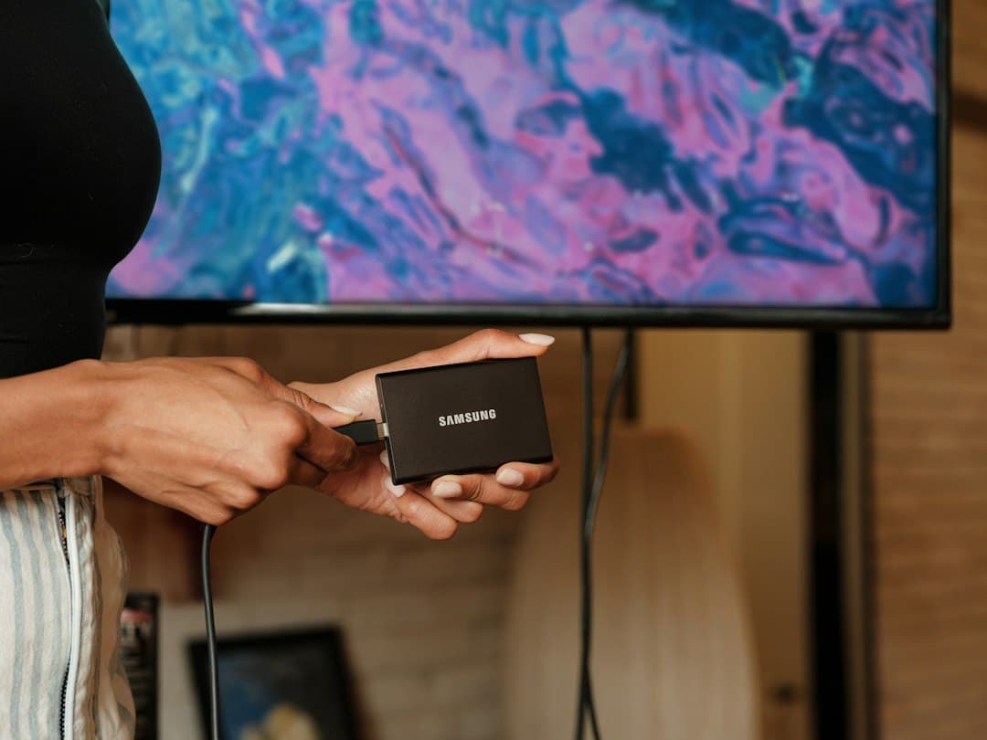 Clé de streaming branchée sur le port HDMI d'un téléviseur