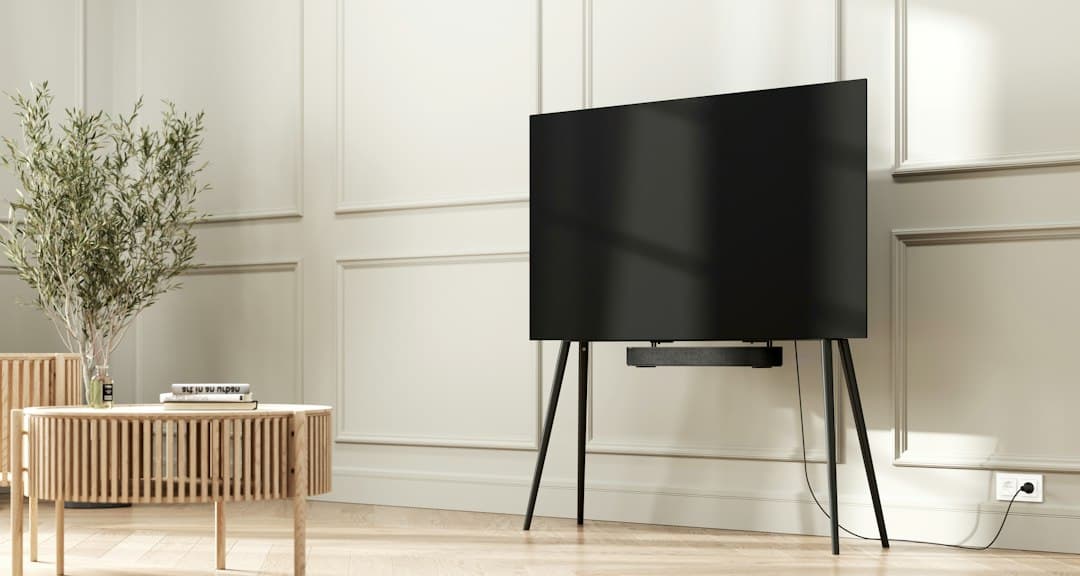 Téléviseur OLED fin dans un intérieur minimaliste