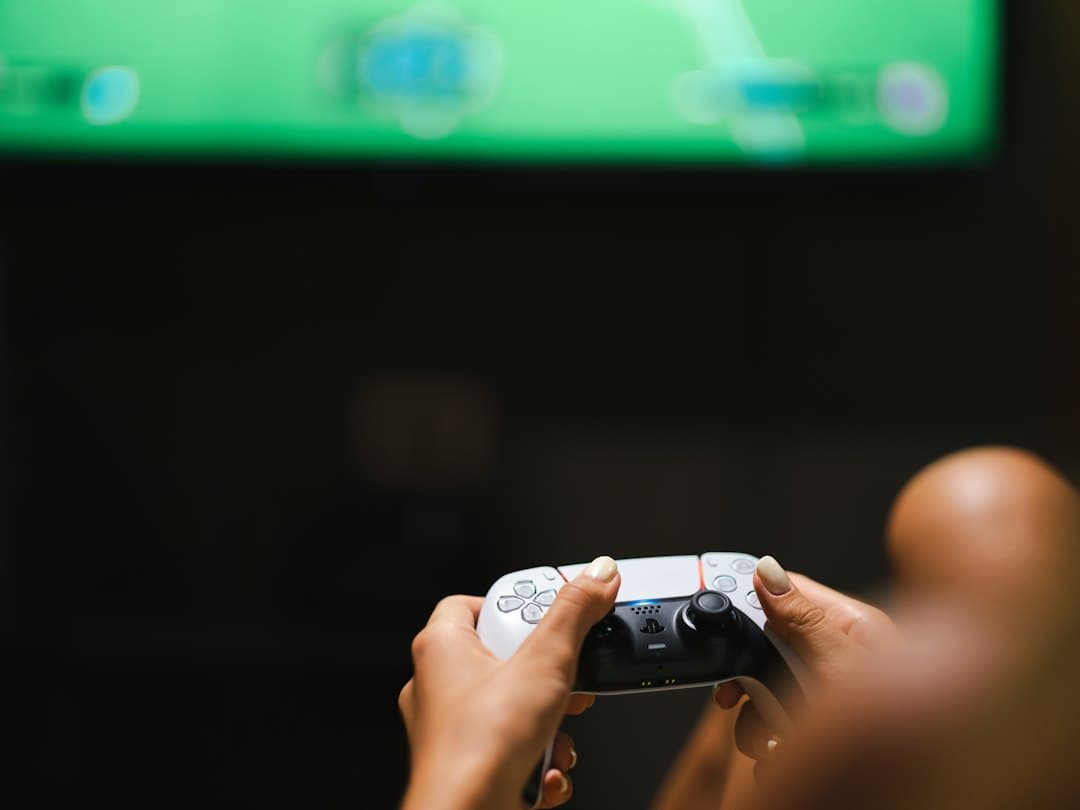 Manette de console posée devant un téléviseur allumé