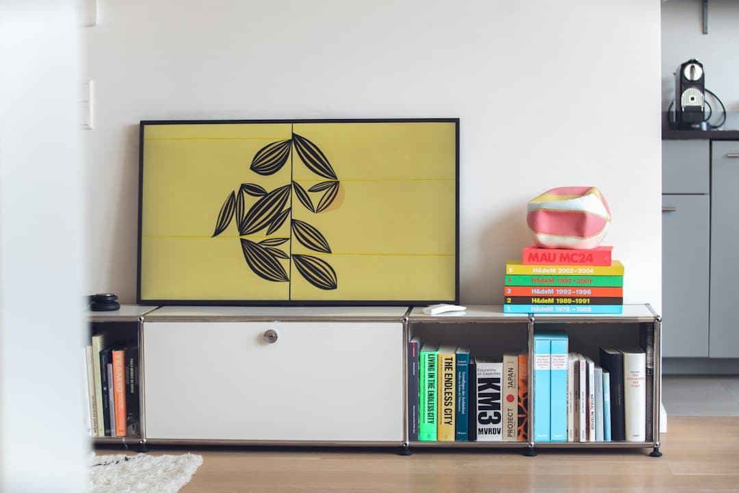 Téléviseur posé sur un meuble TV dans un salon