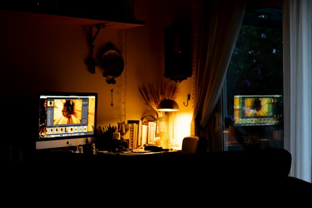Téléviseur allumé dans une pièce sombre avec un éclairage d'ambiance