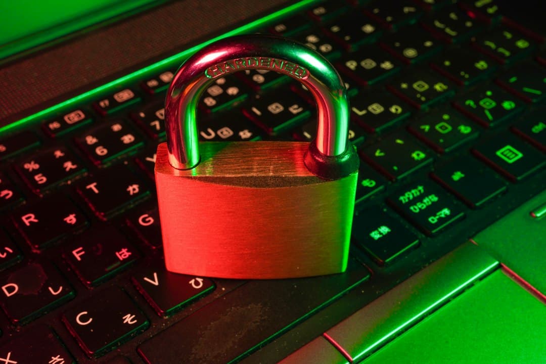 Cadenas posé sur un clavier symbolisant la sécurité en ligne
